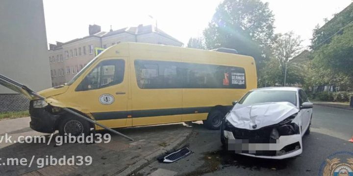 Два человека пострадали в ДТП с маршруткой в Калининграде