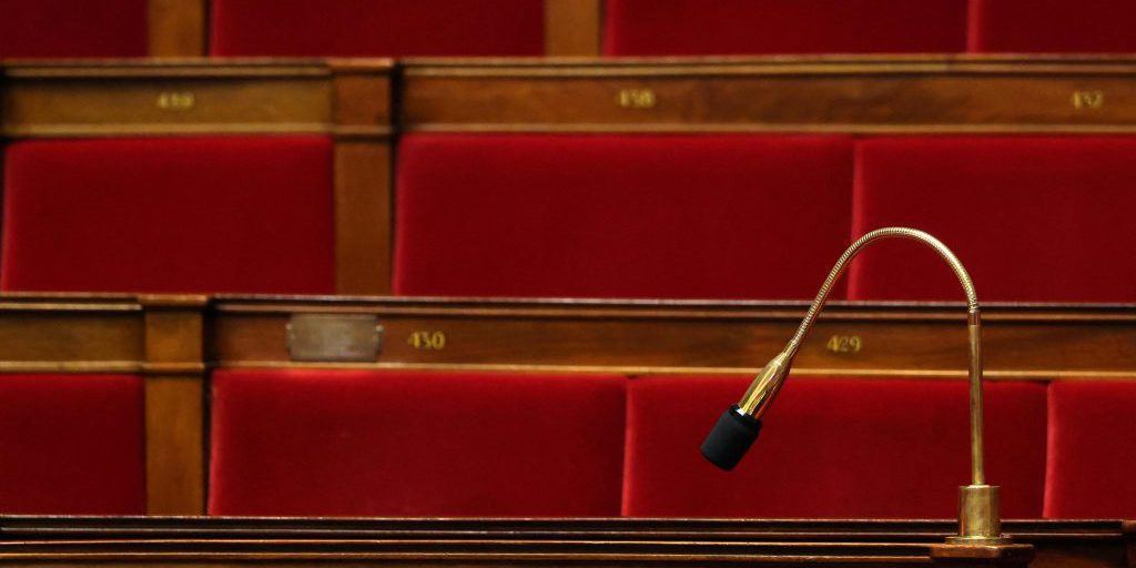 Parlamento francese propone chiarimenti sul “dovere coniugale” e sulla “comunità di vita”