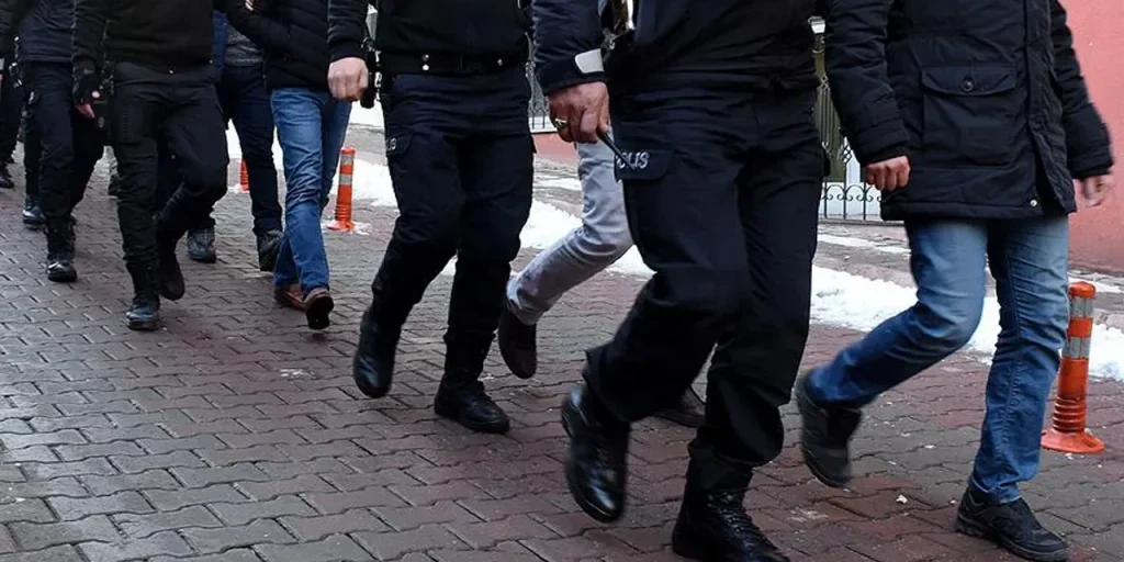 Sette persone arrestate per frode con pretesa di “cacciare la magia” su app di social media