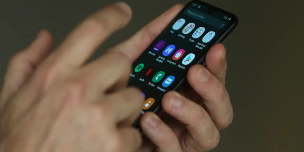 I Rischi Nascosti dello Schermo: Come Proteggere i Nostri Figli nel Mondo Digitale