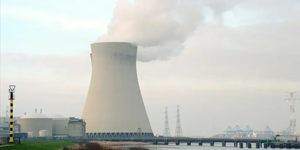 Reattore nucleare Doel 2 in Belgio chiuso dopo 50 anni