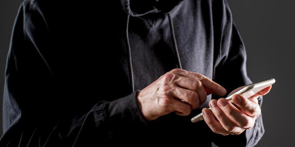 Телефонные мошенники "вербуют" своих жертв в курьеры в Брянске