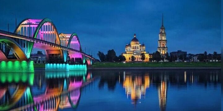Lavori in corso per l'installazione dell'illuminazione architettonica sul ponte di Volga a Rybinsk entro fine anno