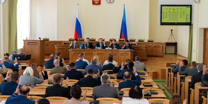 Парламент ЛНР законодательно закрепил поддержку студенческих семей в рамках молодежной политики