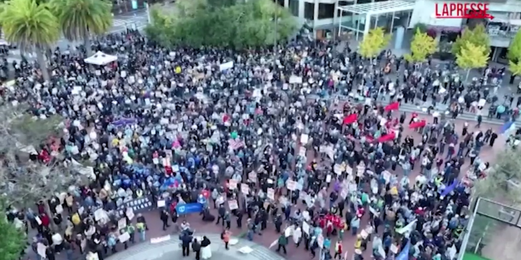 San Francisco, in centinaia in piazza per protestare contro la politica sull'immigrazione di Trump