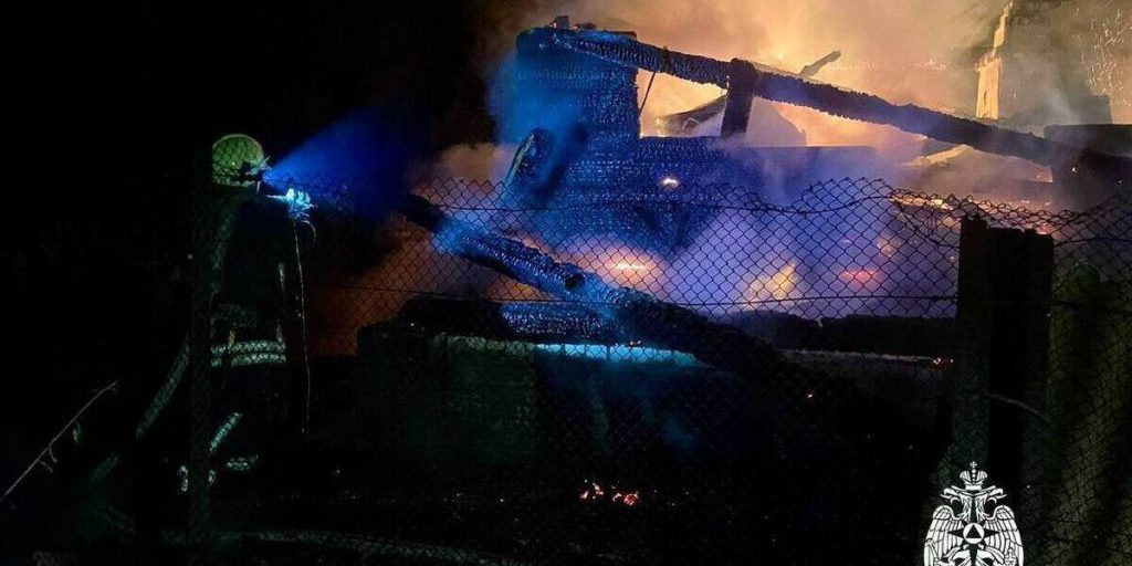 Пожарные тушили полыхающий дачный дом под Тверью