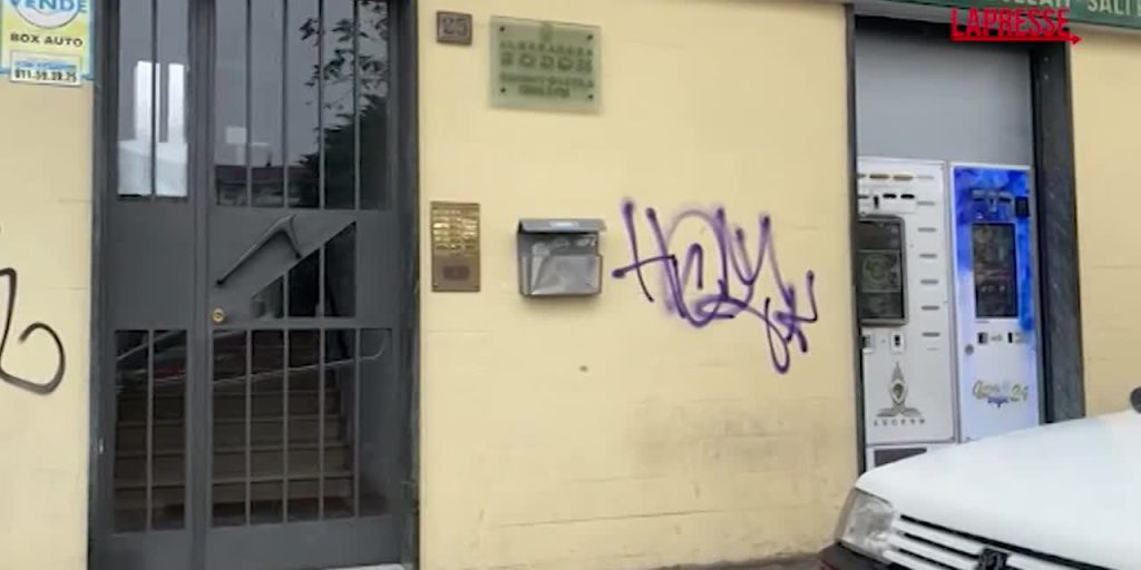 Omicidio a Torino: 39enne trovato morto sotto casa dei genitori, la polizia cerca il killer