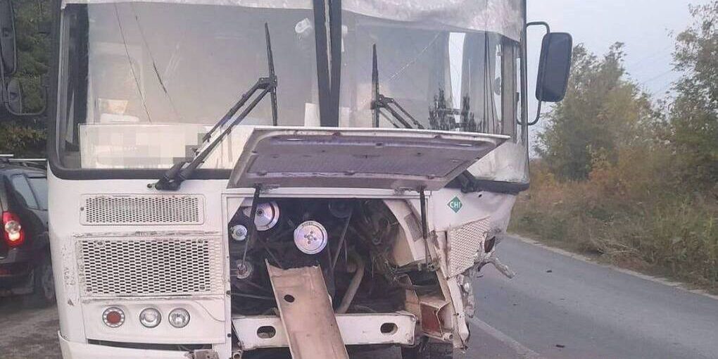 Incidente stradale a Volsk: autobus di linea coinvolto, preoccupazioni per la sicurezza