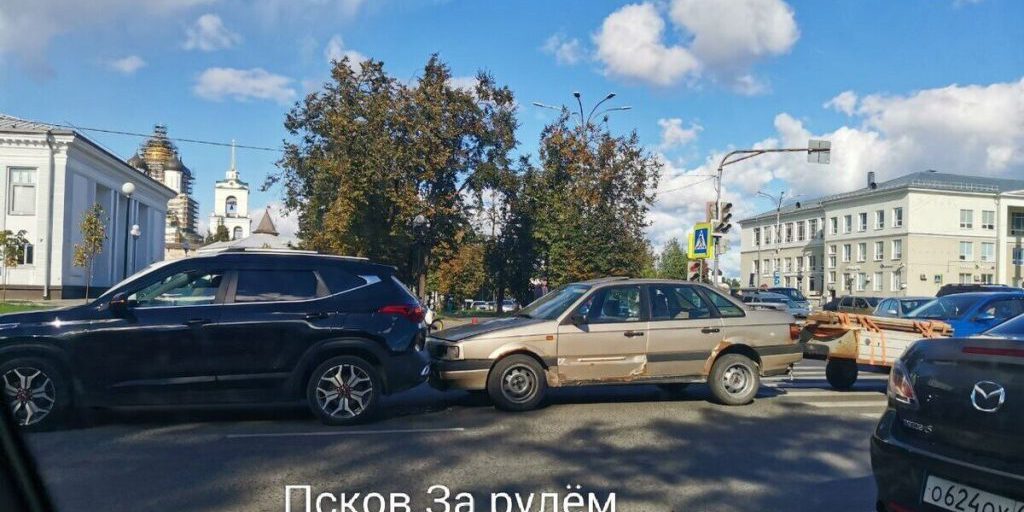 Incidente stradale nel centro di Pskov: cause, conseguenze e importanza della sicurezza stradale