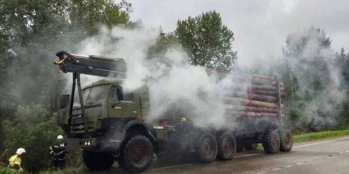 В Тверской области лесовоз загорелся во время движения