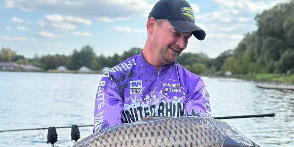 Pescatore cattura un'enorme carpa di 19 chili con un foro nella guancia nella regione di Kursk