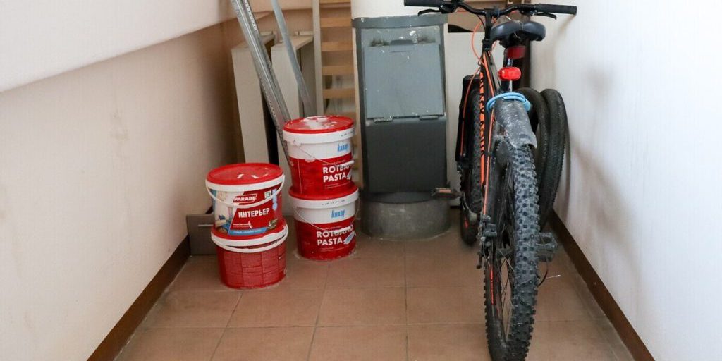 Россиянам напомнили о штрафах за коляски и велосипеды в подъезде