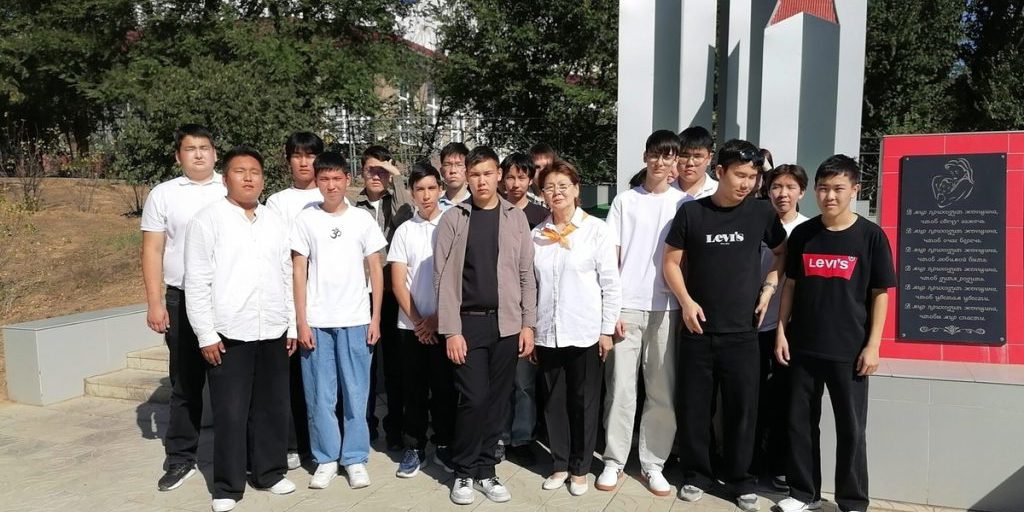 В Калмыкии провели экскурсии к мемориалу для первокурсников