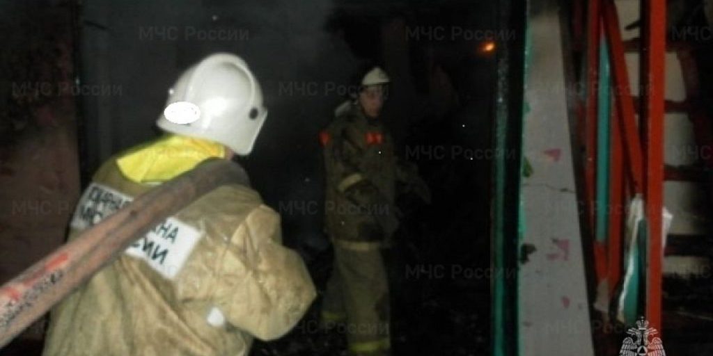 Ночью горел двухэтажный дом в поселке Монетном