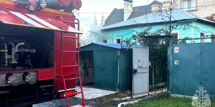 В Саратове у Горпарка сгорел дом