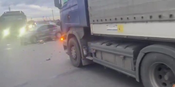 В Белгороде бабушка пострадала при столкновении иномарки и грузовика