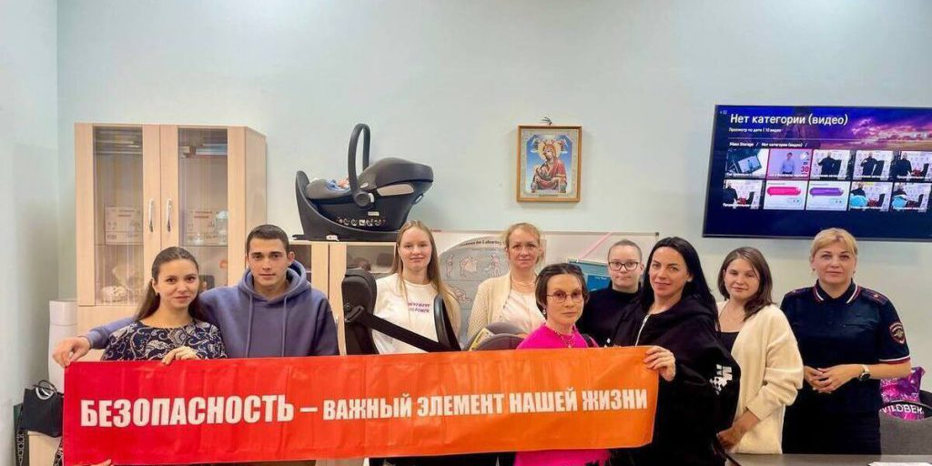 В Великом Новгороде отцов обучили правильно перевозить новорожденных в машине
