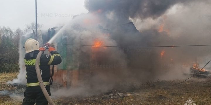 В Орловской области случился пожар в жилом деревянном доме