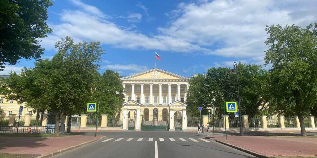 На обслуживание новеньких люксовых «китайцев» из гаража Смольного уйдет 8,6 млн