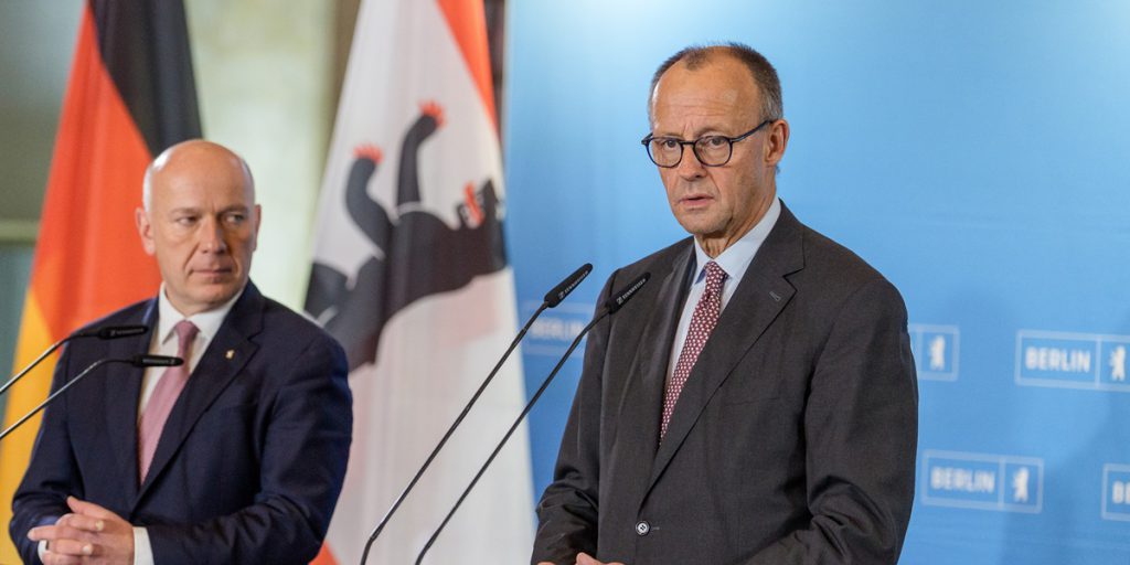 Olaf Merz critica il monumento a Lübcke durante visita a Berlino