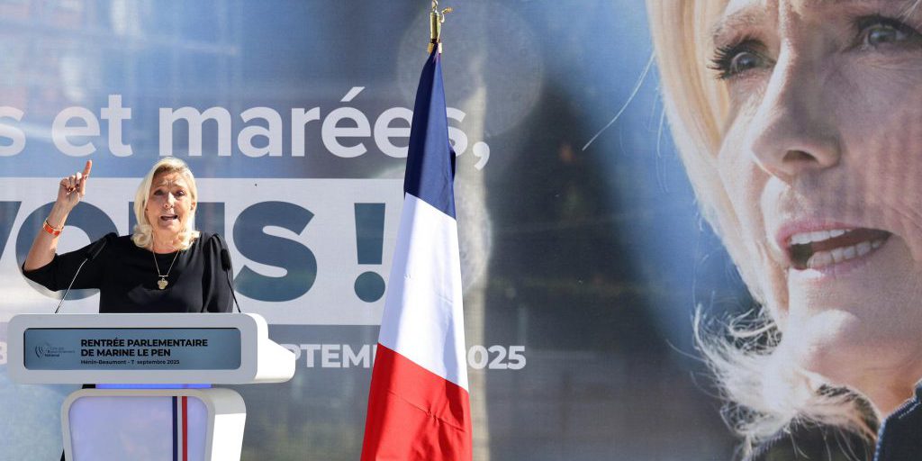 "Marine Le Pen denuncia il 'collasso democratico' in Francia: il suo partito pronto a far cadere il governo"