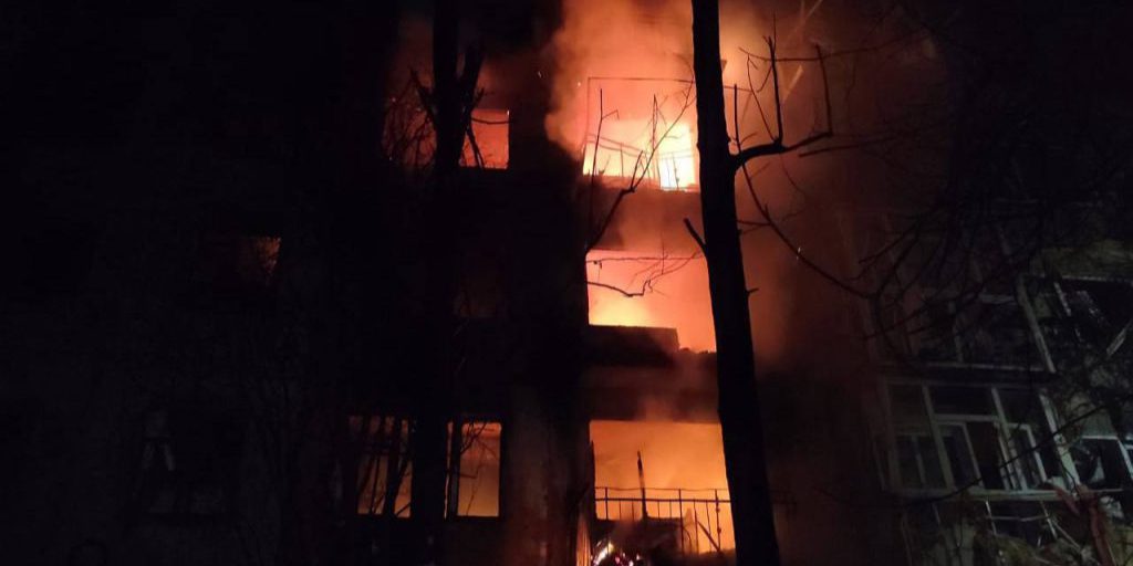 Attacco russo all'oblast' di Dnipropetrovsk: 10 feriti e incendi devastanti, la comunità internazionale chiamata a intervenire