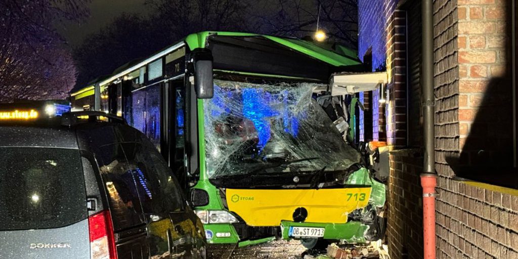 Autobus a Oberhausen collide con auto e parete di casa, più feriti