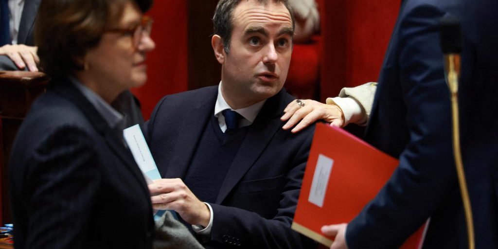 Budget 2026: Lecornu si oppone all'uso dell'articolo 49‑3, contrapposto a Macron