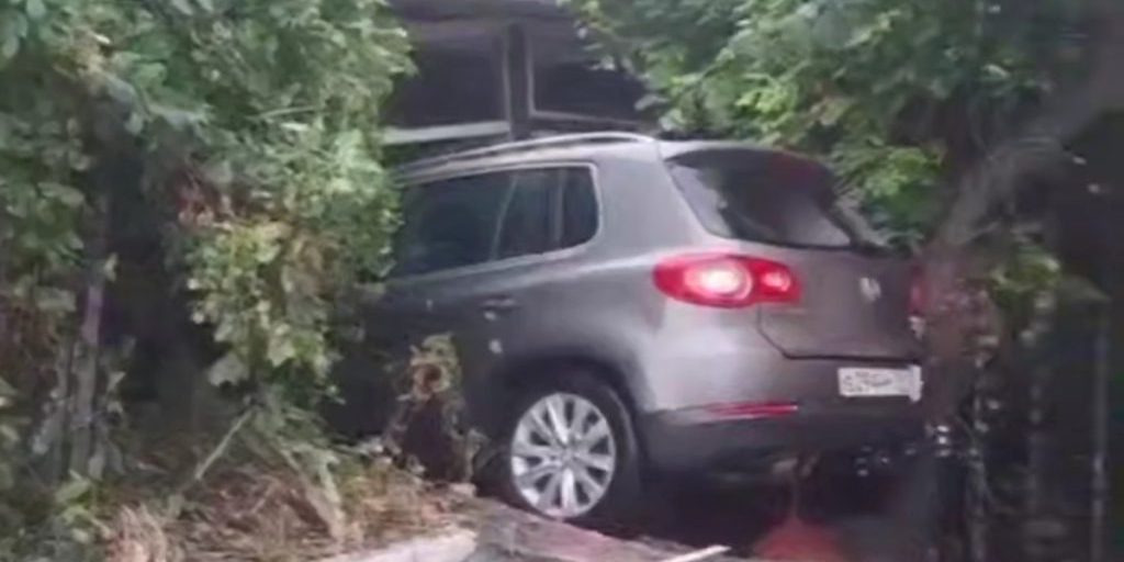 В Шахтах машина врезалась в здание ресторана