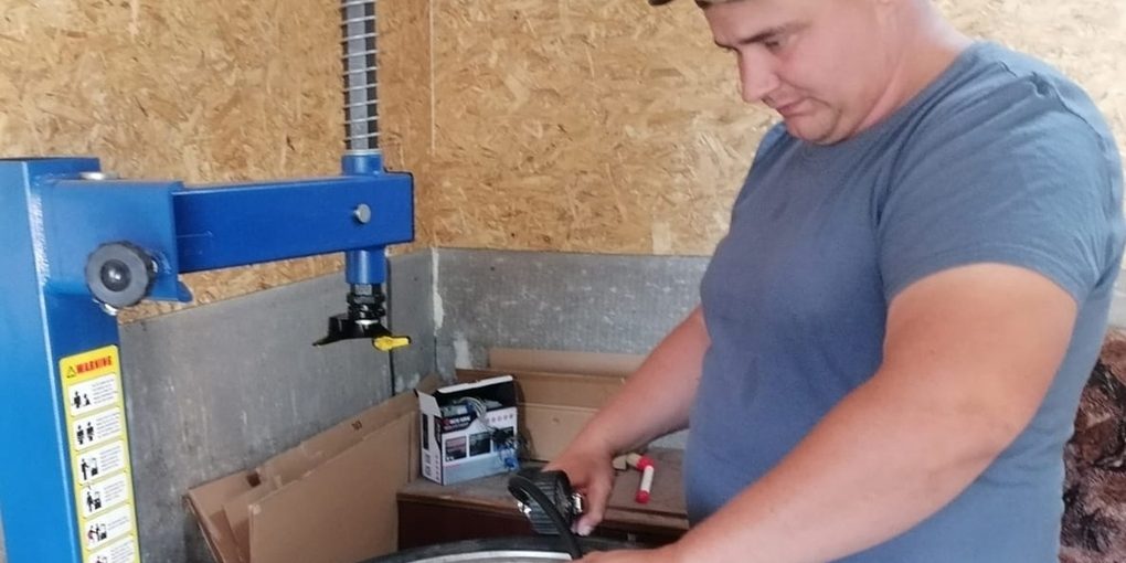 Житель Красненского района открыл шиномонтаж по соцконтракту