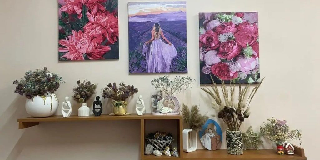 Постоялец психоневрологического интерната в Карелии занимается живописью и украшает картинами учреждение