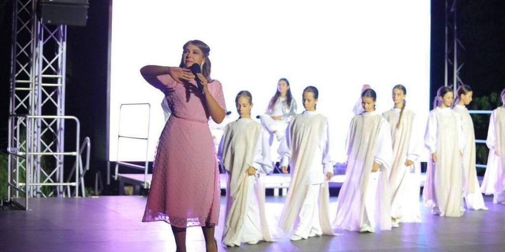 La giovane cantante Anna Shavrina trionfa al concorso La Voce di Artek con una performance emozionante