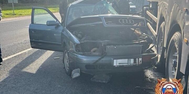 Появились фото с места ДТП в Тверской области, где иномарка столкнулась с грузовиком