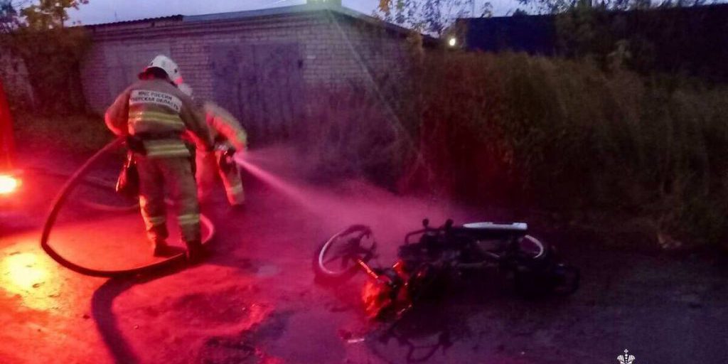 Incendio a Tver: un moped in fiamme, cause e conseguenze di un incidente stradale