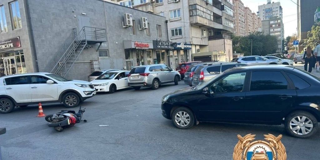 Incidente stradale a Rostov sul Don: un giovane rimane ferito mentre guida uno scooter
