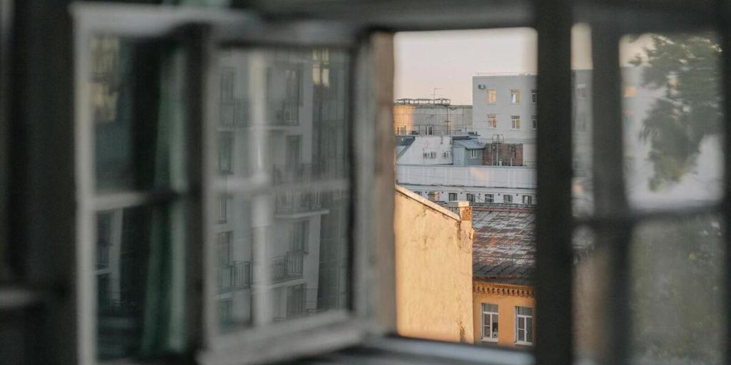 Жилой дом продолжил уходить под землю из-за просадки почвы в Петербурге