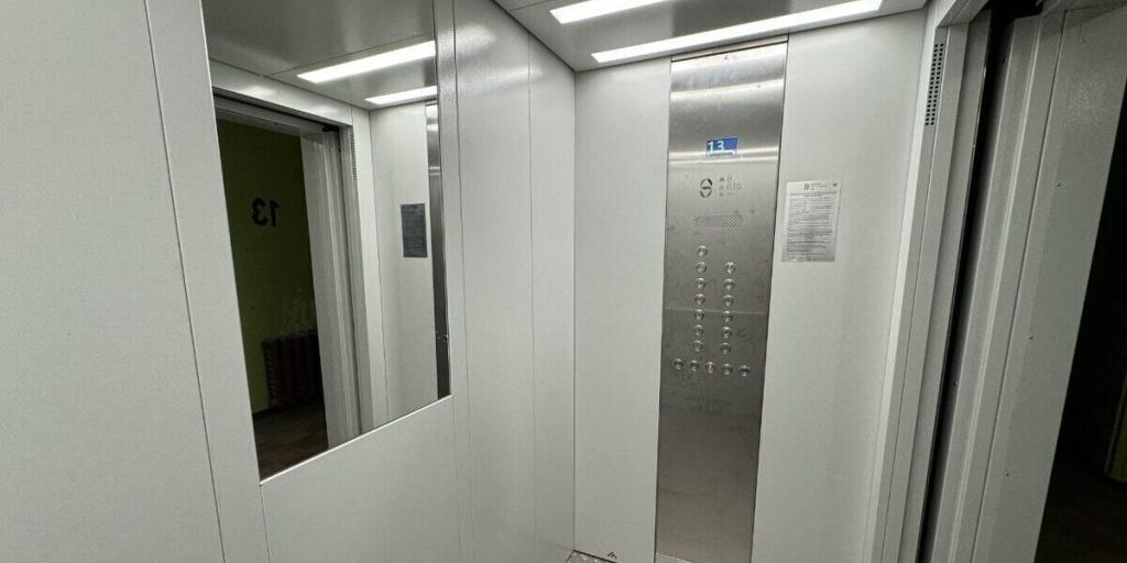 В Архангельске меняют лифты по программе капремонта