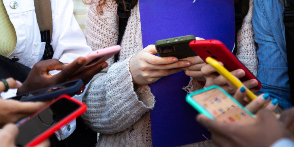 Tecnologia e conflitti familiari: genitori sopraffatti e ragazzi che aggirano i controlli