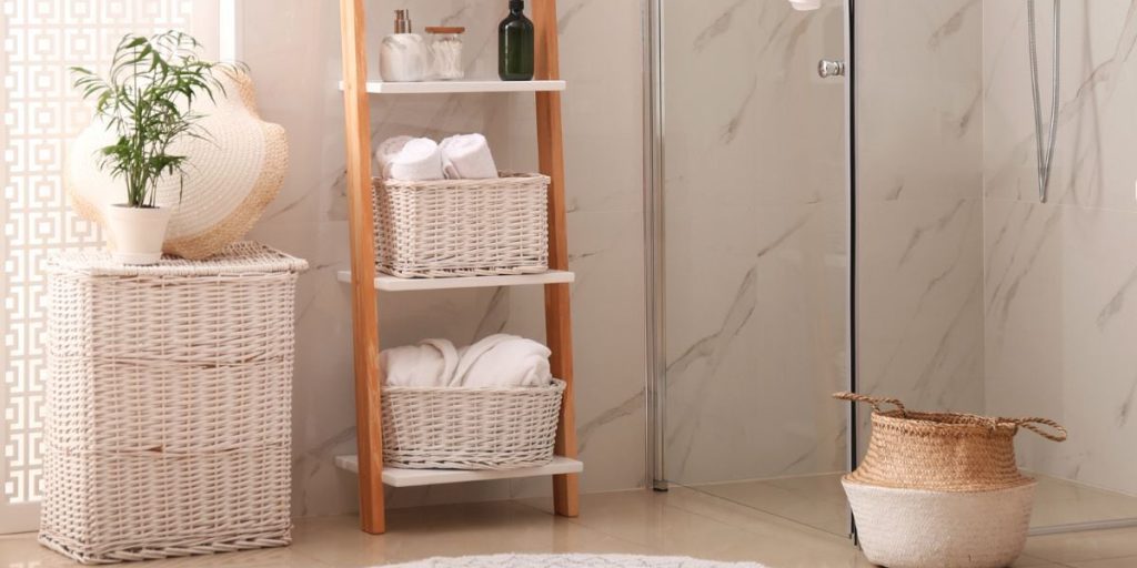 Mensola pieghevole in bambù di Amazon: la soluzione per risparmiare spazio nei bagni piccoli