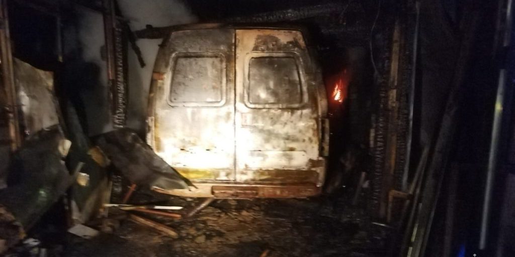 Incendio in un cortile interno: vigili del fuoco al lavoro per spegnere le fiamme e garantire la sicurezza dei residenti