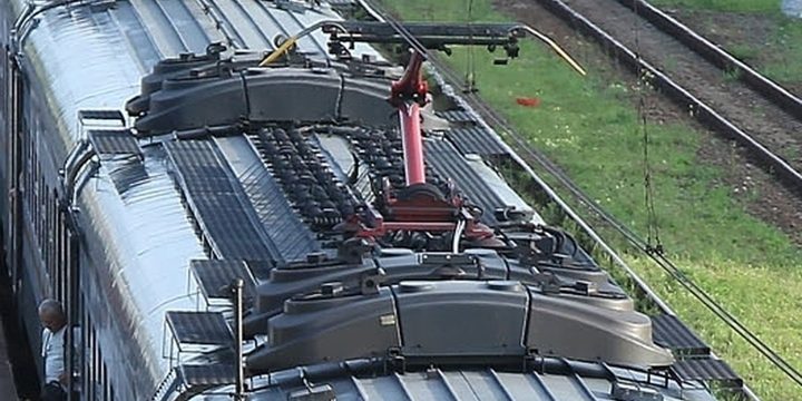 Giovane di 14 anni muore in un incidente ferroviario a Mosca: la pericolosa pratica del "zaĉeperstvo" sotto i riflettori