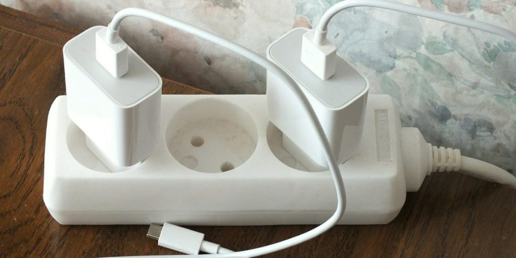 Можно ли оставлять зарядное устройство в розетке: мнение эксперта ST IT