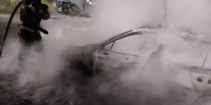 В Никеле сгорел бесхозный автомобиль