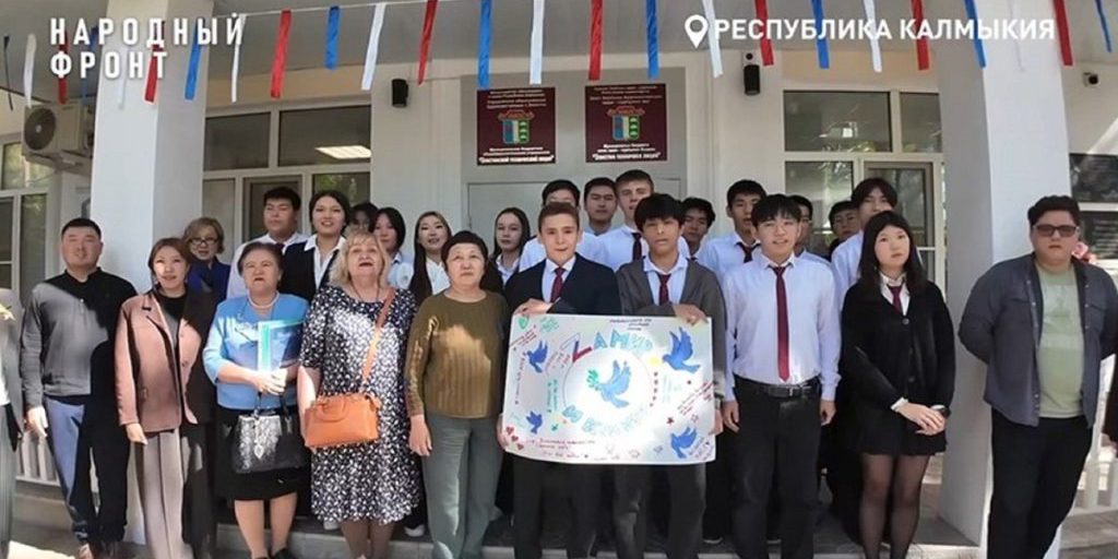 Gli studenti del Liceo Tecnico di Elista rendono omaggio al loro insegnante di matematica in occasione della Festa degli Insegnanti