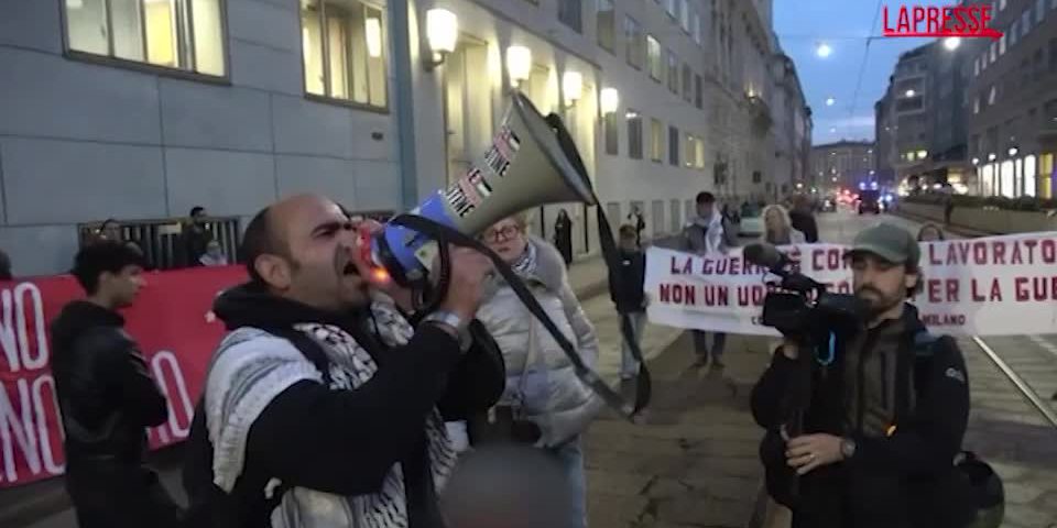 Manifestazione pro Palestina a Milano, presidio davanti al consolato americano