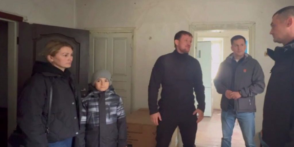 Aiuto Umanitario nel Donbass: Una Famiglia Riceve Sostegno per Ricostruire la Casa Distrutta