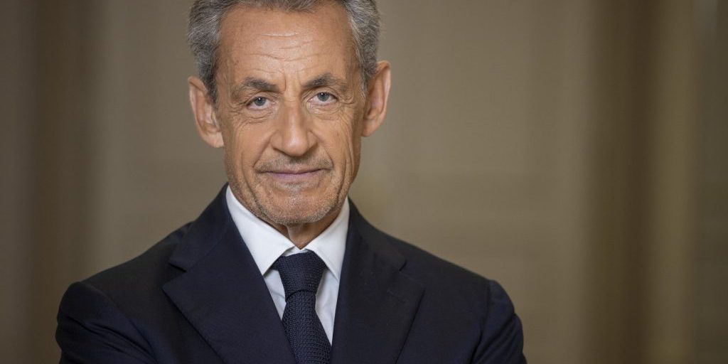 Nicolas Sarkozy si prepara ad affrontare la prigione con determinazione e combattività