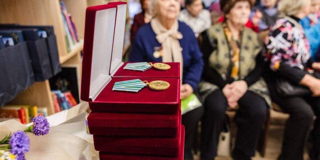 Иван Лебедев вручил медали жителям, чье детство пришлось на годы войны