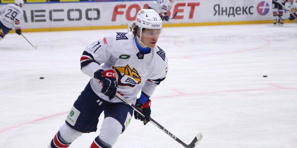 Хоккеист Гребенкин вступился за товарища и уложил канадца на лед