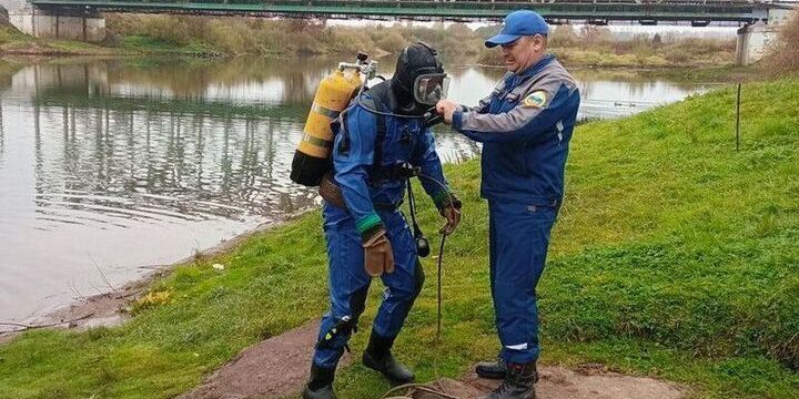 Sommozzatori del centro antincendio di Smolensk si addestrano per garantire la sicurezza nella regione con esercitazioni autunnali in acque diverse